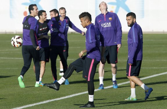 Neymar juega con el balón durante una sesión en la que reinó el buen humor. :: andreu dalmau / efe