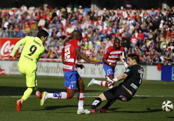 Luis Suárez supera a Oier. Era el segundo gol del Barcelona. :: efe