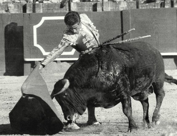 El torero Urdiales, aclamado por Curro Romero y 'El Viti', es ignorado por la empresa de Sevilla. :: l.r.