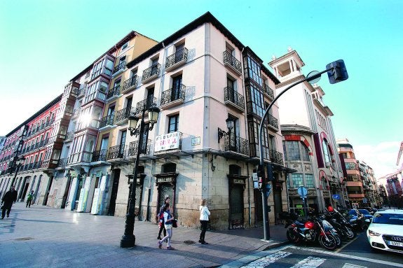 Bretón de los Herreros 2 o el edificio del 'reloj de Bergerón', todo un símbolo durante décadas y para varias generaciones. 