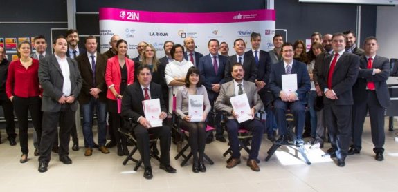 Los ganadores de la tercera píldora, junto al resto de participantes, organizadores y patrocinadores del Proyecto 2IN. 