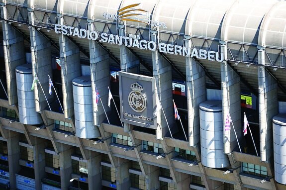 Imagen externa del Bernabéu, estadio de la discordia. :: afp