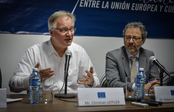 El jefe negociador de la UE habla ante la prensa en La Habana. :: afp