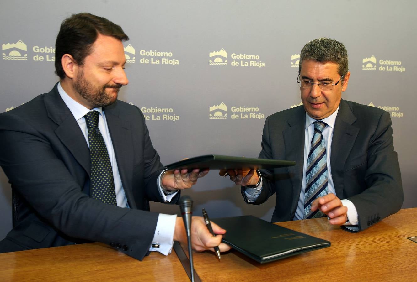 Julio Martín (iz.) de Bankia y Antonino Burgos firman el acuerdo. 