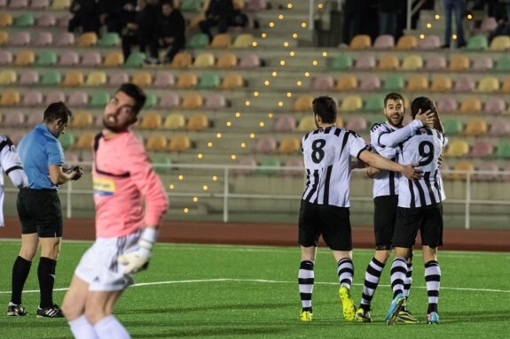 El guardameta Darío se lamenta tras encajar el primer gol, ayer en El Mazo, ante el Haro. :: donézar
