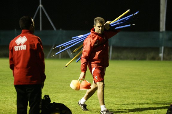 Gonzalo Arconada recoge el material tras un entrenamiento. :: l.r.