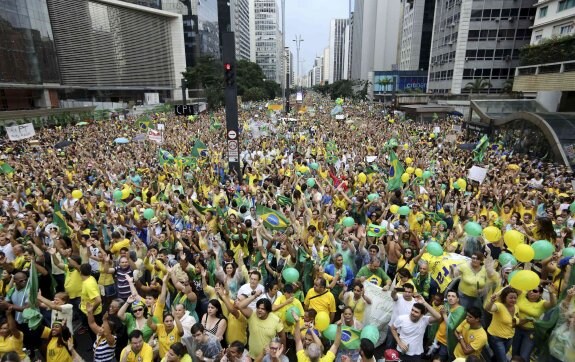 La protesta contra Dilma Rousseff en Sao Paulo llenó el domingo la avenida Paulista. :: P. T. / reuters