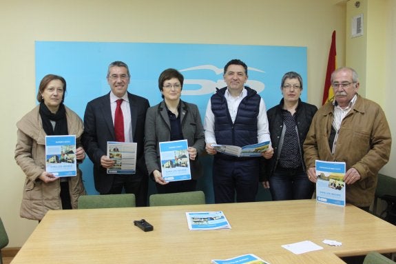 Representantes del PP riojano, alfareño y aldeano hicieron balance ayer de esta legislatura. :: e.p.