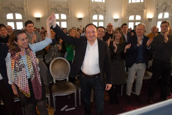Gamarra alza la mano de Sanz tras ser proclamado candidato a encabezar la lista del PP a las autonómicas de mayo. :: díaz uriel
