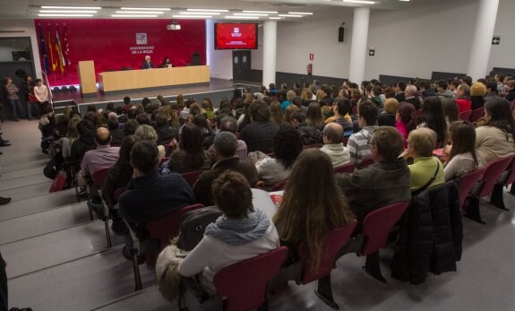 El rector y la vicerrectora, con estudiantes y padres. :: Díaz Uriel