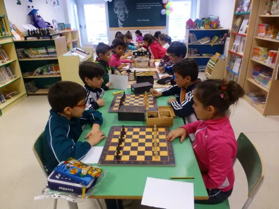 Un grupo de niños del CEIP Cervantes, de Fuenmayor, en una de las aulas donde se imparte ajedrez. :: lr