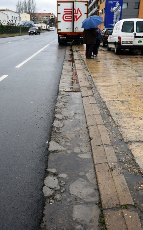 Uno de los parches en el cuarteado asfalto del tramo inicial de avenida de Burgos. :: miguel herreros