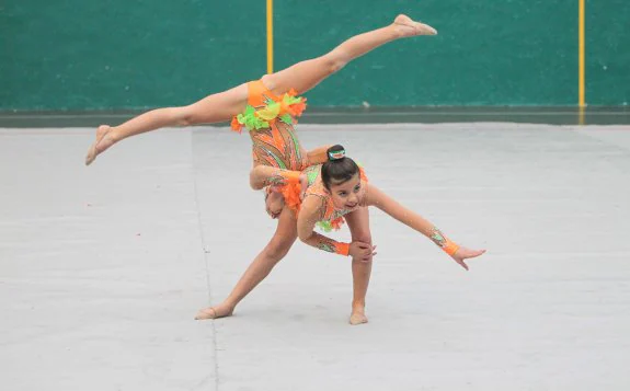 Dos gimnastas durante su coreografía en  el suelo en una jornada anterior.  :: Fernando Díaz