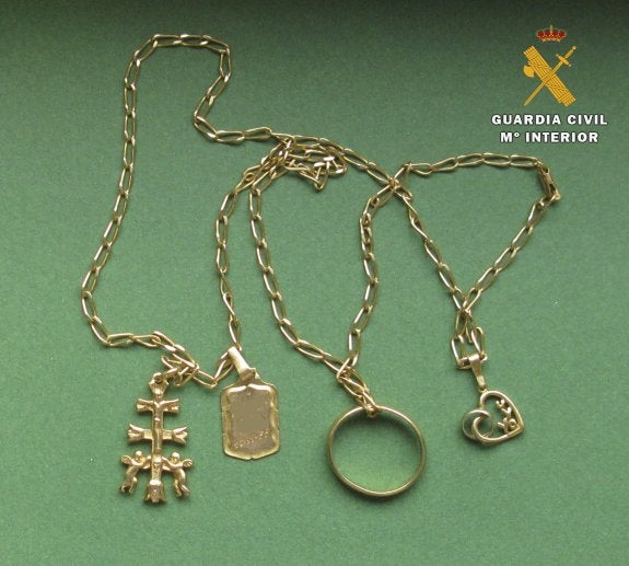 Joyas recuperadas tras ser robadas por el método del abrazo. :: l.r.