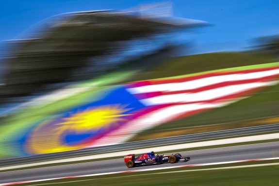 Carlos Sainz pilota el Toro Rosso durante la sesión de entrenamiento en el Gran Premio de Malasia. :: efe