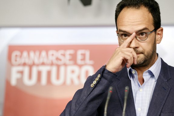 Antonio Hernando, portavoz del PSOE en el Congreso, avanza, ayer, la presentación de los recursos. :: efe