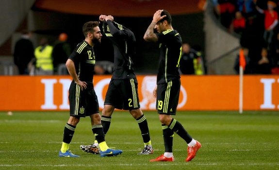 Carvajal, Albiol y Vitolo se lamentan tras encajar el primer gol de Holanda. :: efe