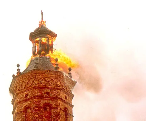 Imagen de la torre ardiendo y del alzamiento, un año después, del nuevo chapitel. 