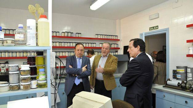 Sanz visita las instalaciones de Tintas Arzubialde. 