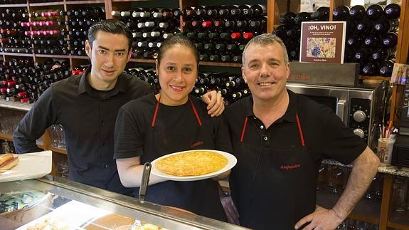 José María (d.) junto a sus compañeros de trabajo en el Bar Milenario. 