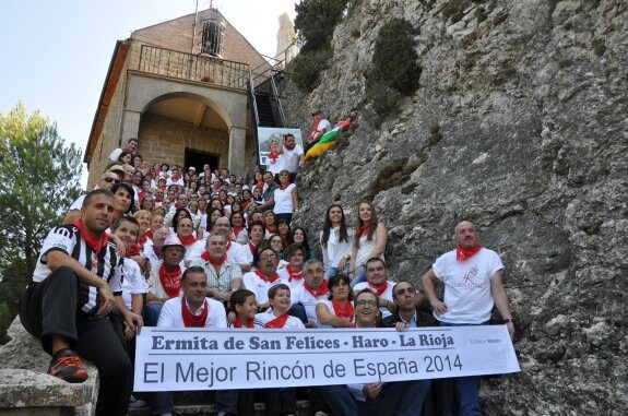 Los voluntarios subieron a la ermita para celebrar que ya era el Mejor Rincón de España. :: c.v.