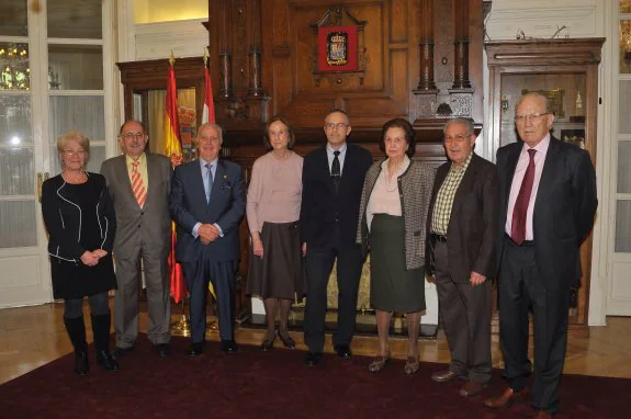 Algunos de los asistentes a la presentación del trofeo 'Vestido de Luces Rioja y Oro', con el presidente del Centro Riojano de Madrid, Pedro López Arriba. :: NEWSPHOTO PRESS