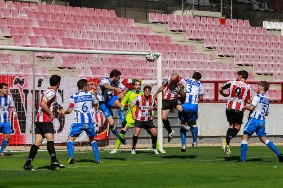 Sergio Domínguez, a punto de cabecear el esférico en el área rival. :: fernando díaz