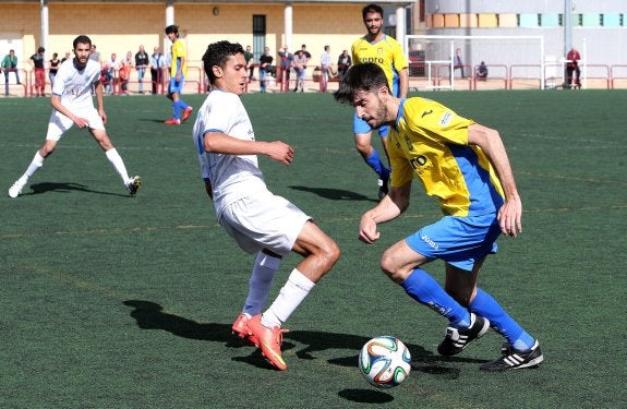 Santana, autor del primer gol, conduce ante Naceur. :: juan marín