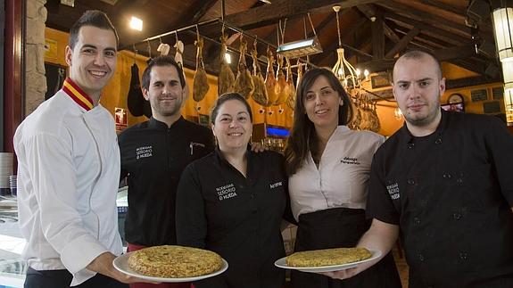 El equipo del Mesón Jabugo de Parque Rioja con la tortilla ganadora. 