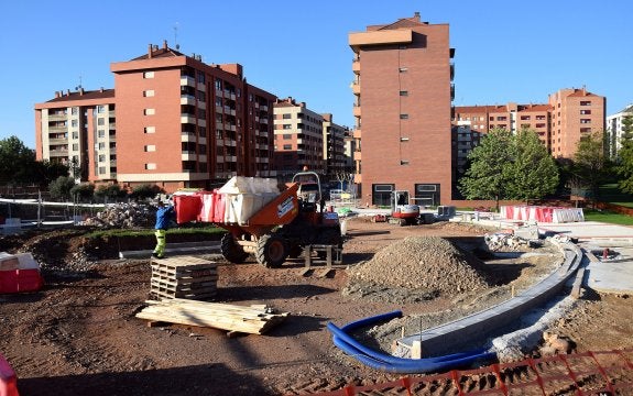 Las obras de construcción de la nueva glorieta en Tirso de Molina obligan a modificar el tráfico, de momento, hasta el viernes. :: m. herreros