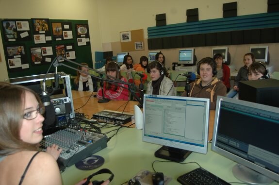 Los jóvenes locutores, en la emisora del instituto. :: p.j.p.