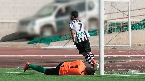 Dani Suárez celebra el primer gol ante el Tedeón marcado enEl Mazo el pasado 12 de abril, luciendo la publicidad de Mémora bajo el dorsal. 