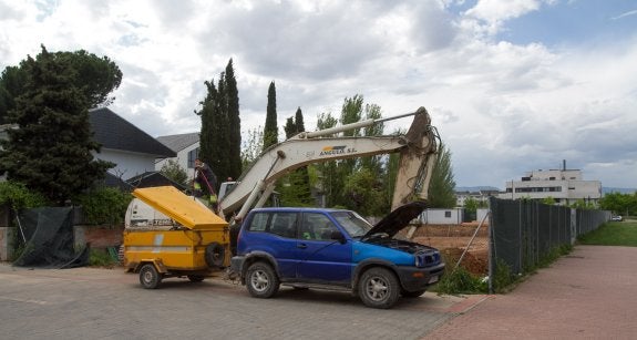 En el solar de La Guindalera que acogerá el colegio se puede ver de momento una sola máquina.