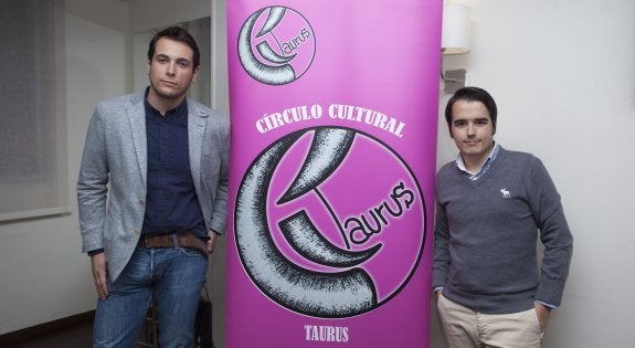 Manuel Martínez 'Chopera' y el economista Diego Sánchez de la Cruz, en el acto del Círculo Taurus. :: l.r.