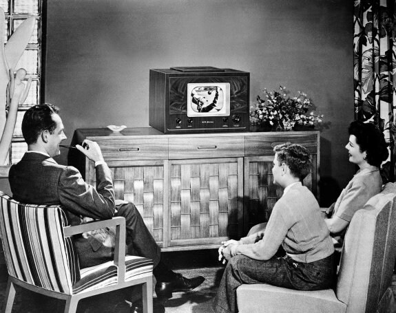 Una familia reunida en torno a un receptor en 1948. :: a. p.
