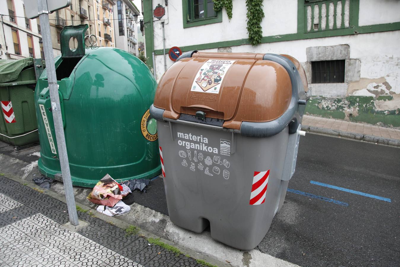 Contenedor marrón de orgánicos en una calle de Beasain. 