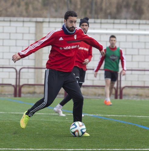 Javier Herreros conduce el balón en un entrenamiento. 