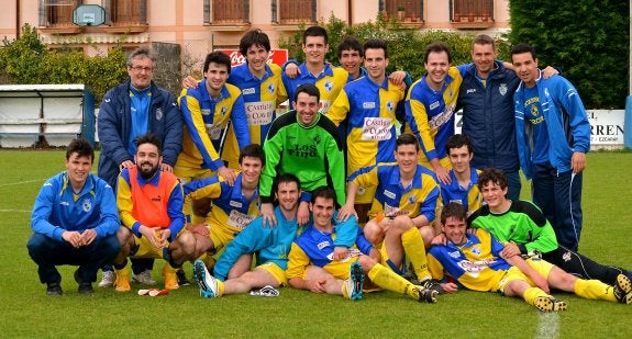 Los jugadores del Alberite celebraron su ascenso sobre el césped. :: sergio martínez
