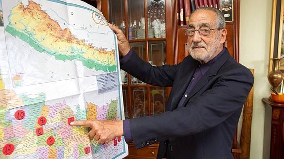 El misionero riojano José Alfaro muestra en un mapa una de las zonas donde el vivía y que ahora esta destruida en Nepal. 