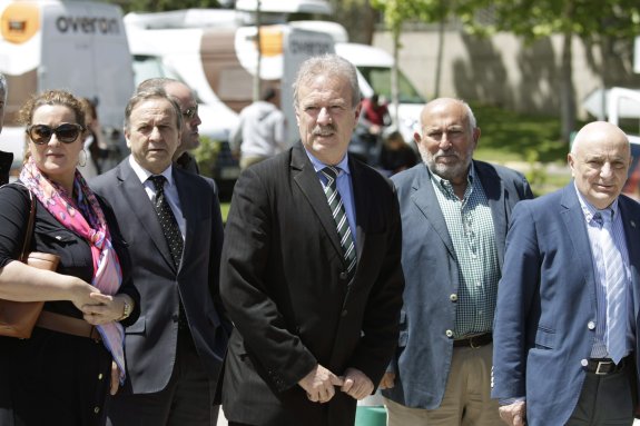 Campo Vidal (izda.) y Fernando Navarrete (dcha.), a su llegada a la capilla ardiente. :: V. Lerena / efe