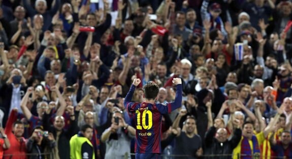 Messi celebra con el público el segundo gol de la tarde, de preciosa factura. :: efe / alberto estévez