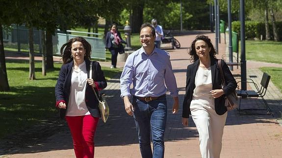 César Luena, acompañado por Concepción Andreu y Beatriz Arraiz. 