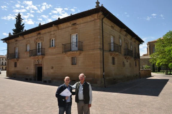 Félix Caperos e Hilario de la Mata Pobes firmaron la licencia para poder empezar las obras en el palacio. :: c.v.