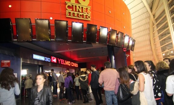 Espectadores haciendo fila en una edición anterior de la Fiesta del Cine en Logroño. :: miguel herreros