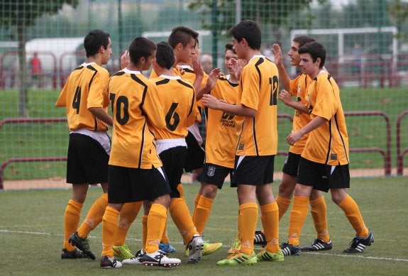 Unos jugadores celebran un gol, en un partido de principio de temporada. :: F.D.