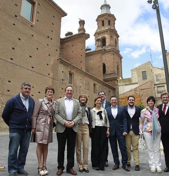 La ministra García Tejerina, Sanz y autoridades, en la visita de Alfaro.