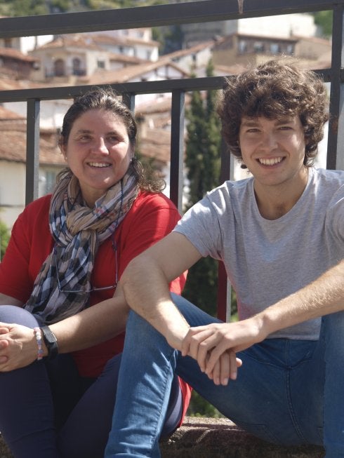 Inmaculada Sáenz y Daniel Barrutieta en una imagen electoral para la que posan  en la localidad camerana. 