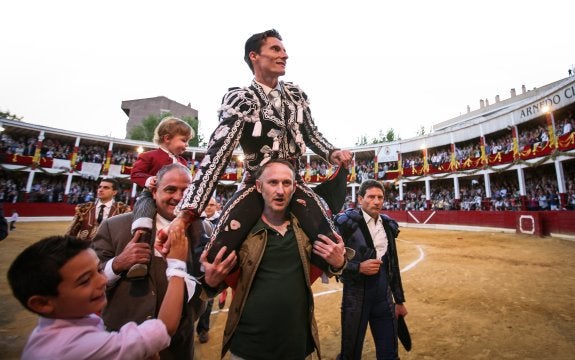 Salida a hombros de Diego  en la corrida benéfica que él organizó en Arnedo.  :: fernando díaz