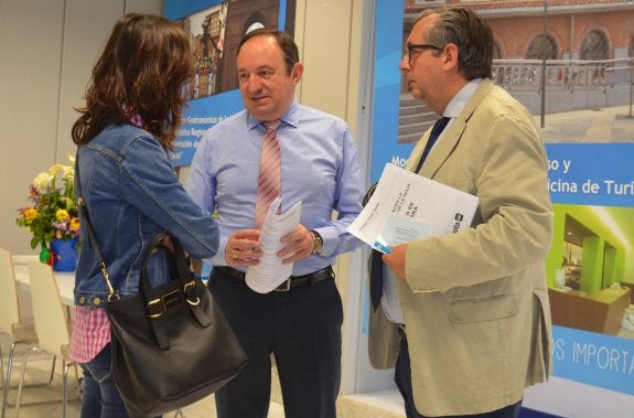 Lucía Herce, Pedro Sanz y Luis Martínez-Portillo conversan después de la rueda de prensa de ayer. :: i.á. 