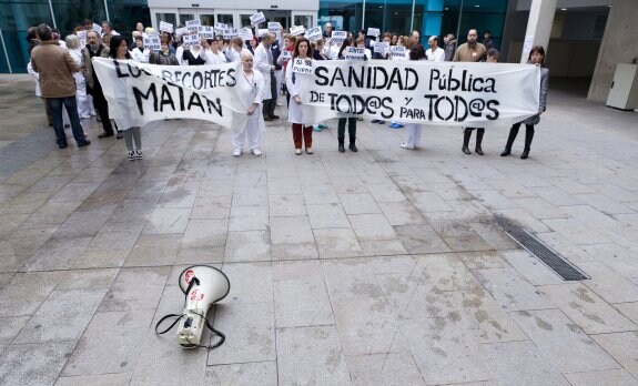 Imagen de archivo de una concentración de
protesta a las puertas del Hospital San Pedro
de Logroño. :: sonia tercero